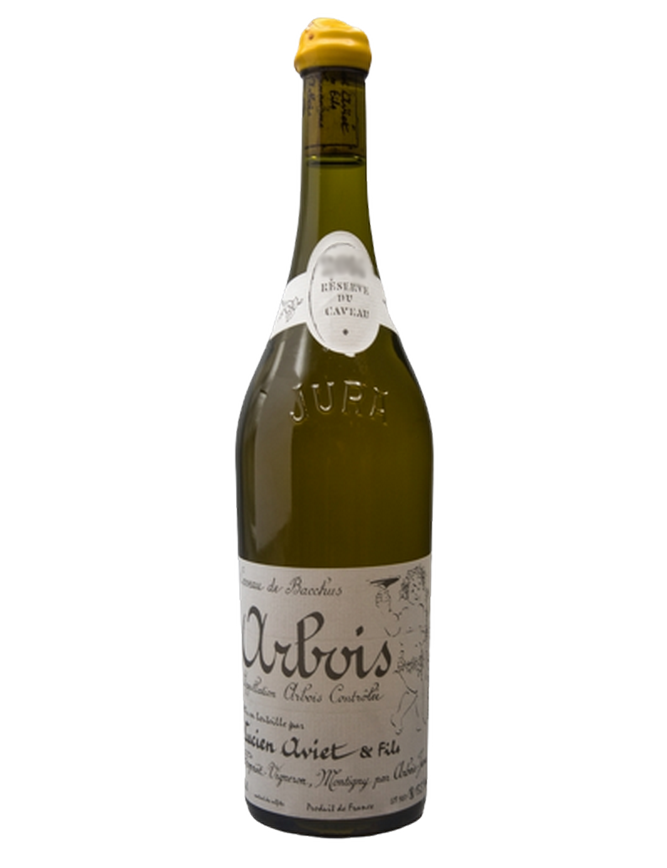 Le Domaine Lucien Aviet, également appelé « Caveau de Bacchus » dans la région, est gardien de la tradition viticole jurassienne. Les modes passent, mais la philosophie du domaine reste inchangée : faire des vins qui ressemblent à leur terroir. Découvrez ce savagnin est le cépage blanc roi de cette région.