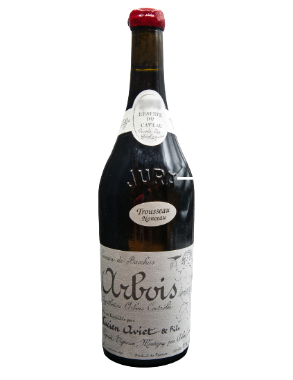 Le Domaine Lucien Aviet, également appelé "Caveau de Bacchus" dans la région, est gardien de la tradition viticole jurassienne. Les modes passent, mais la philosophie du domaine reste inchangée : faire des vins qui ressemblent à leur terroir. La Cuvée des Géologues issue de la parcelle "Nonceau" en est la preuve !
