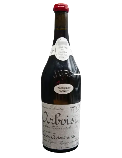 Le Domaine Lucien Aviet, également appelé "Caveau de Bacchus" dans la région, est gardien de la tradition viticole jurassienne. Les modes passent, mais la philosophie du domaine reste inchangée : faire des vins qui ressemblent à leur terroir. La Cuvée des Géologues issue de la parcelle "Nonceau" en est la preuve !