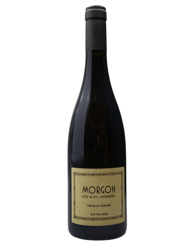 La Côte du Py est le plus beau terroir de Morgon. Sa vinification bourguignonne et ses sols riches en marnes ferrugineuses lui apporte une élégance unique.